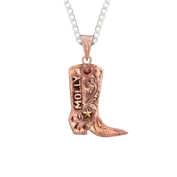 ¡Muestra tu estilo vaquero o vaquera con el Colgante de "Paso fino"! Elaborado sobre una base grabada a mano y detallado con una Estrella del Oeste. Personaliza con tu elección de letras, circonia cúbica y materiales de base.

Tamaño: 1.5"